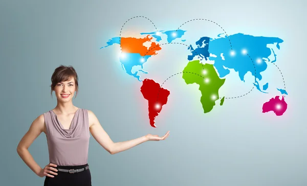 Jonge vrouw presenteren kleurrijke wereldkaart — Stockfoto