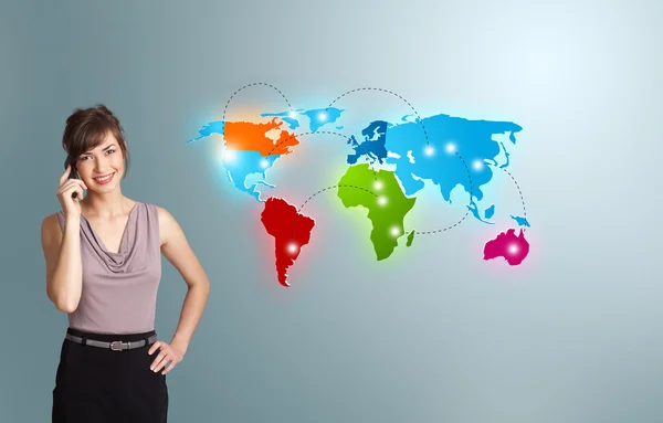 Mujer joven haciendo llamada telefónica con el mapa colorido del mundo — Foto de Stock