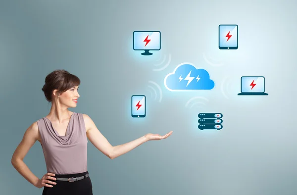 Молодая женщина представляет облачную вычислительную сеть — стоковое фото