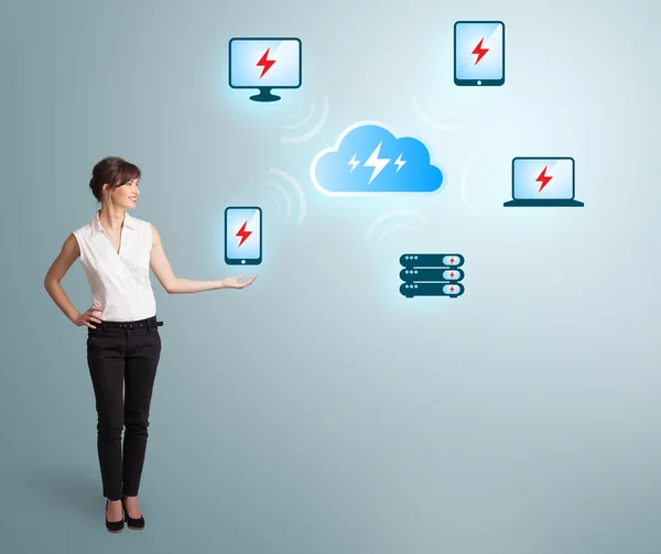 Mulher jovem apresentando rede de computação em nuvem — Fotografia de Stock