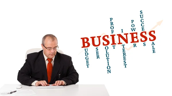 Geschäftsmann sitzt am Schreibtisch und tippt auf Tastatur mit Word-Klon — Stockfoto