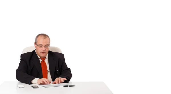 Hombre de negocios sentado en el escritorio y escribiendo en el teclado con copia sca — Foto de Stock