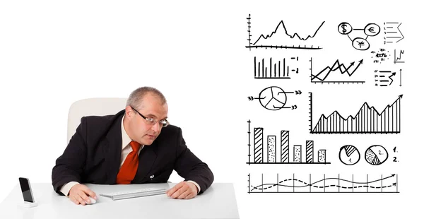 Empresário sentado na mesa com diagramas e gráficos — Fotografia de Stock