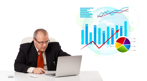 Laptop ve istatistik ile masaya oturan işadamı — Stok fotoğraf