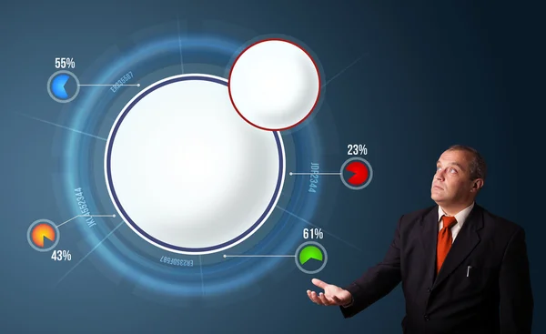 Zakenman presenteren abstracte moderne cirkeldiagram met kopie ruimte — Stockfoto