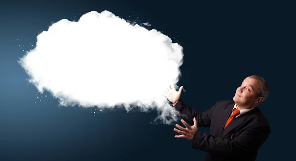 Επιχειρηματίας, παρουσιάζοντας αφηρημένη σύννεφο αντίγραφο χώρου — Φωτογραφία Αρχείου