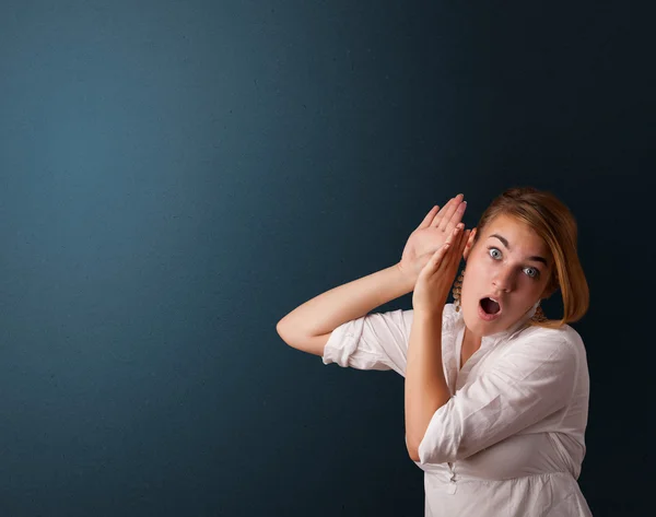 Jonge vrouw maakt gebaren — Stockfoto