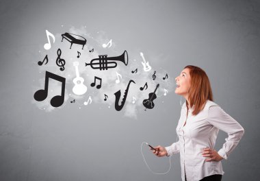 şarkı ve müzik musica ile güzel bir genç kadın