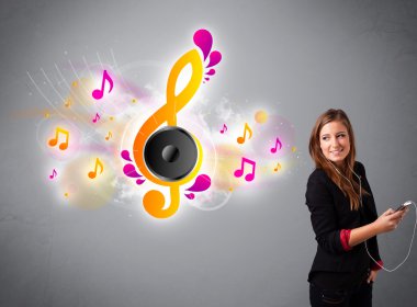 Güzel kız şarkı söylüyor ve müzik dinliyor.