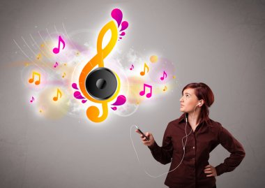 Güzel kız şarkı söylüyor ve müzik dinliyor.