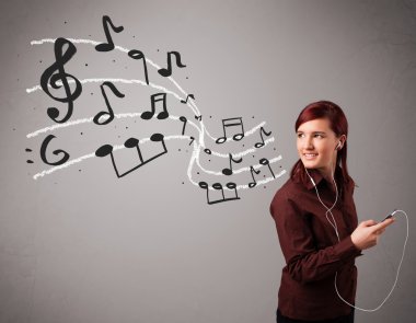 şarkı ve müzik musica ile çekici genç hanım