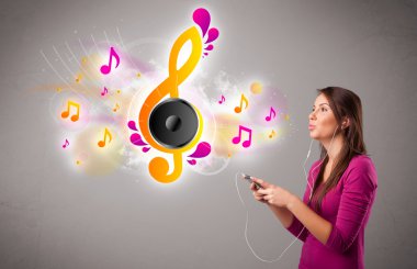 Güzel kız şarkı söylüyor ve müzik dinliyor.