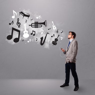 şarkı ve müzik ile müzik dinlemek çekici bir genç adam