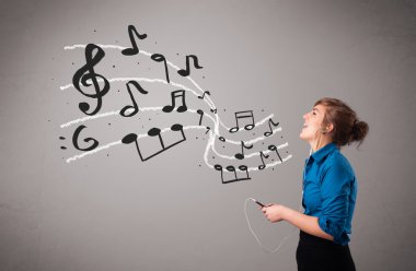 şarkı ve müzik musica ile çekici genç hanım