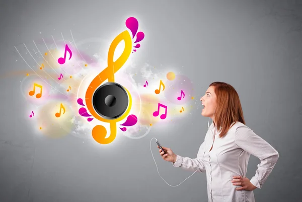 Pretty girl singing and listening to music with musical notes — Stock Photo, Image