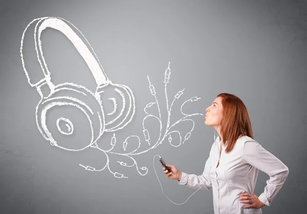 Junge Frau singt und hört Musik mit abstraktem Kopfhörer — Stockfoto