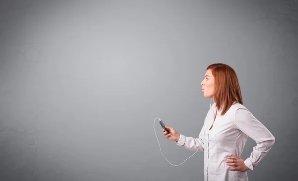 Junge Dame singt und hört Musik mit Kopierraum — Stockfoto