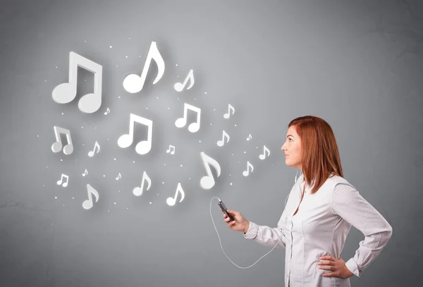 Jolie jeune femme chantant et écoutant de la musique avec n musical — Photo