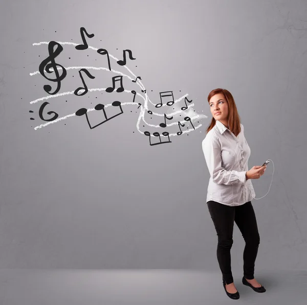 Joven atractiva cantando y escuchando música con música —  Fotos de Stock