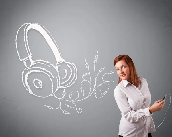Mujer joven cantando y escuchando música con auriculares abstractos — Foto de Stock