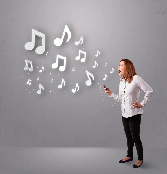 Mooie jonge vrouw zingen en luisteren naar muziek met muzikale n — Stockfoto