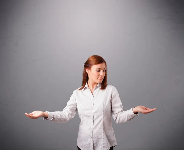 Mooie jonge dame jongleren met kopieerruimte — Stockfoto