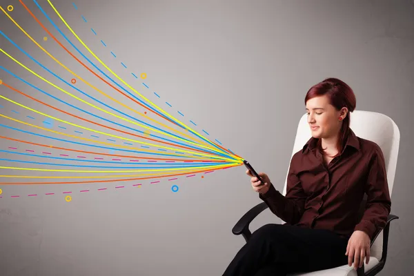 Ragazza felice in possesso di un telefono con linee colorate astratte — Foto Stock