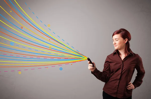 Menina feliz segurando um telefone com linhas abstratas coloridas — Fotografia de Stock