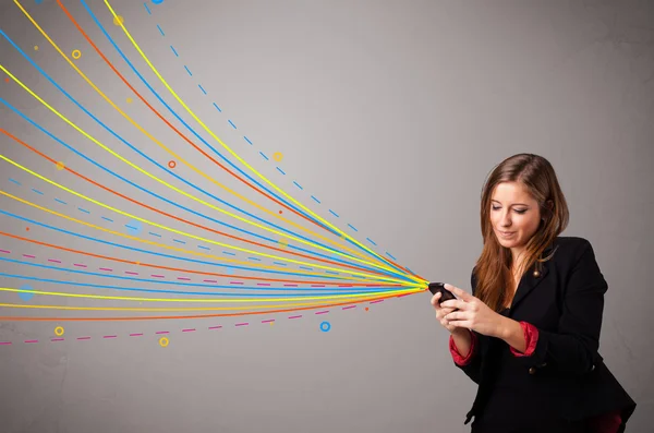 Menina feliz segurando um telefone com linhas abstratas coloridas — Fotografia de Stock