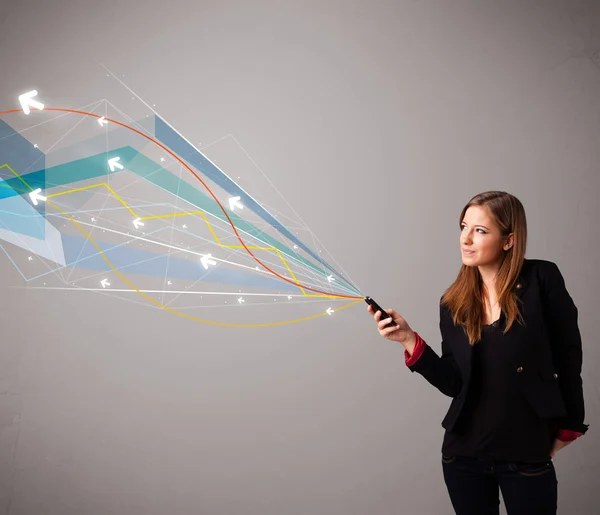 Bastante joven sosteniendo un teléfono con líneas abstractas de colores a — Foto de Stock