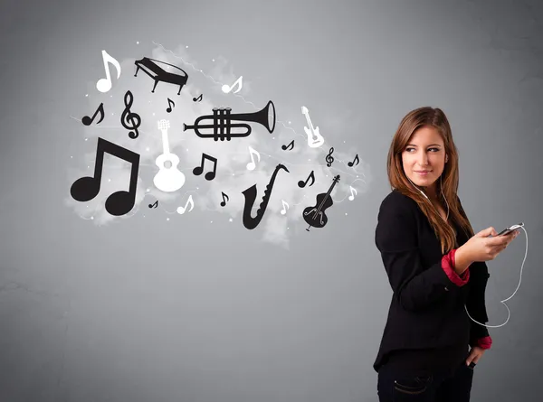 Bella giovane donna che canta e ascolta musica con musica — Foto Stock