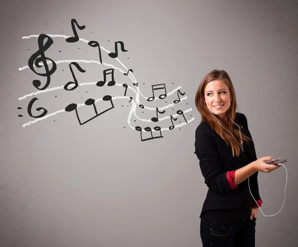 Aantrekkelijke jonge dame zingen en luisteren naar muziek met musica — Stockfoto