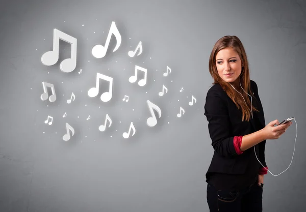 Mooie jonge vrouw zingen en luisteren naar muziek met muzikale n — Stockfoto