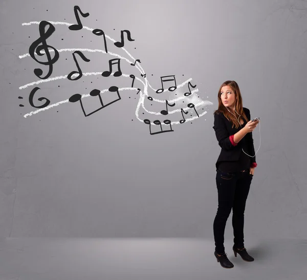 Aantrekkelijke jonge dame zingen en luisteren naar muziek met musica — Stockfoto
