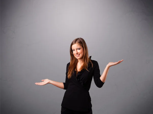 Hermosa joven malabares con espacio de copia — Foto de Stock