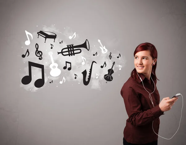 Vacker ung kvinna sjunga och lyssna på musik med musica — Stockfoto