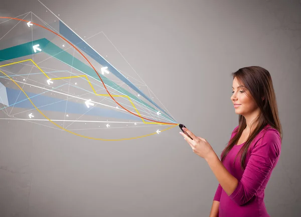 Jolie jeune femme tenant un téléphone avec des lignes abstraites colorées un — Photo