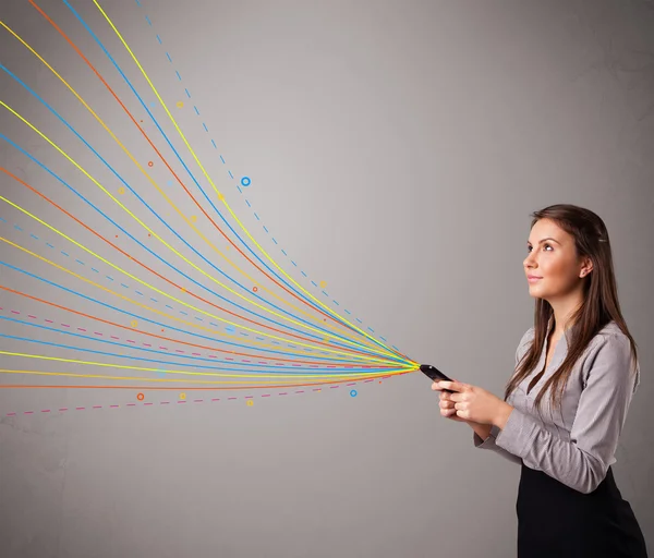 Lycklig flicka som håller en telefon med färgglada abstrakta linjer — Stockfoto