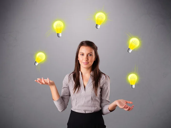 Giovane signora in piedi e giocoleria con lampadine — Foto Stock