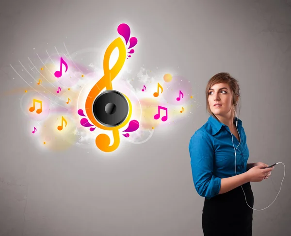 Pretty girl singing and listening to music with musical notes — Stock Photo, Image