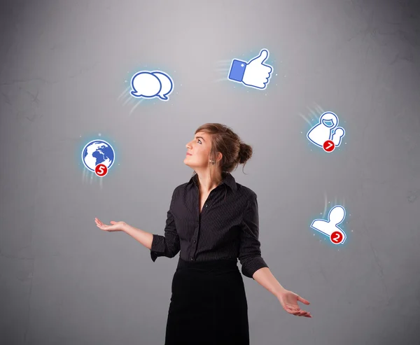 Atraktivní mladá žena žonglování s ikonami sociální sítě — Stock fotografie