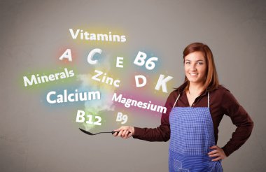 Genç bir kadın vitamin ve mineral pişiriyor.