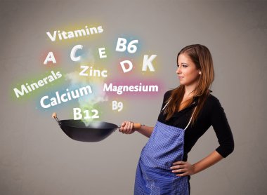Genç bir kadın vitamin ve mineral pişiriyor.
