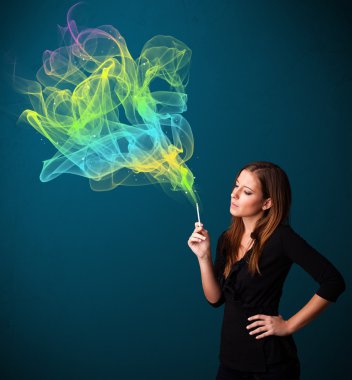 Güzel bayan renkli dumanlı sigara içiyor.