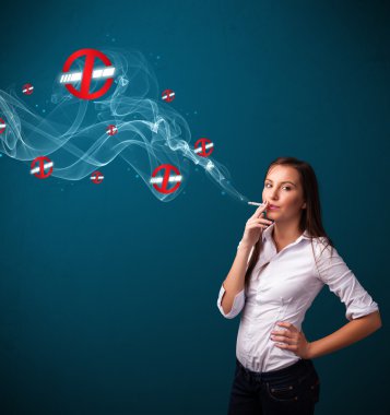 Sigara içmeyen tehlikeli sigara içen genç bir kadın.