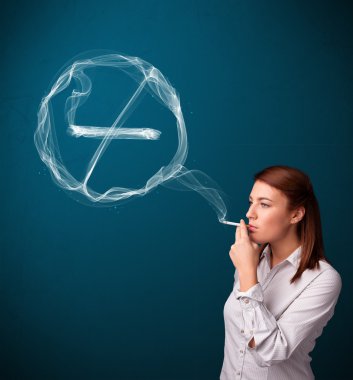 Sigara içmeyen sağlıksız sigara içen genç bayan.