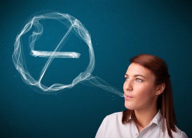 Sigara içmeyen sağlıksız sigara içen genç bayan.