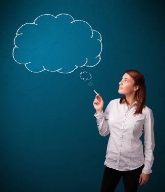 Fikir bulutuyla sigara içen güzel bayan