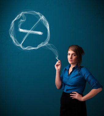 Sigara içmeyen sağlıksız sigara içen genç bayan.