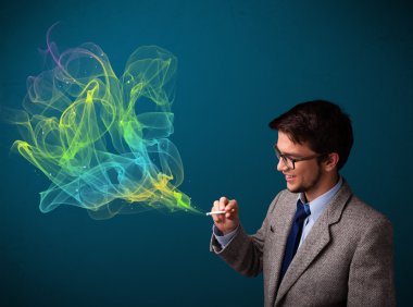 yakışıklı erkek ile renkli duman Sigara İçilmeyen